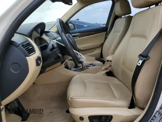2014 BMW X1 xDrive28i z VIN WBAVL1C56EVY10542, wystawiony jako Copart lot #53116555 z przebiegiem 109 473 mil mil oraz Czysty tytuł • Clean title. Historia ofert i sprzedaży dostępna na DreamBid. Obrazek 7.