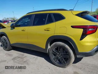 2025 Chevrolet Trax ACTIV z VIN KL77LKEP4SC106926, wystawiony jako IAAI lot #42135371 z przebiegiem 6 692 mil mil oraz . Historia ofert i sprzedaży dostępna na DreamBid. Obrazek 14.