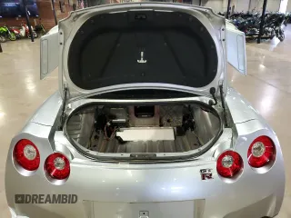 2009 Nissan GT-R Premium с VIN JN1AR54F89M252013, выставлен на аукционе Copart как лот 70656764 с пробегом 66 085 миль миль и Списание • Salvage title. История ставок и продаж доступна на DreamBid. Изображение 17.