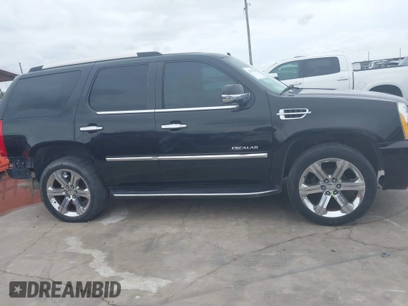 2013 Cadillac Escalade Luxury z VIN 1GYS3BEFXDR127777, wystawiony jako IAAI lot #42390040 z przebiegiem 206 852 mil mil oraz . Historia ofert i sprzedaży dostępna na DreamBid. Obrazek 13.