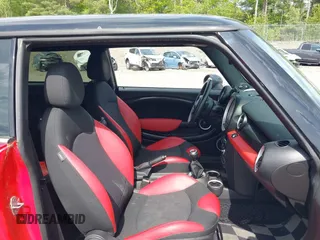 2012 MINI Hardtop S z VIN WMWSV3C53CTY29678, wystawiony jako IAAI lot #42367662 z przebiegiem 241 475 mil mil oraz . Historia ofert i sprzedaży dostępna na DreamBid. Obrazek 5.