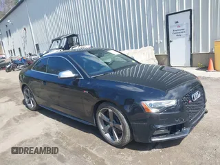 2015 Audi S5 Premium Plus z VIN WAUGGAFR1FA035653, wystawiony jako IAAI lot #42054212 z przebiegiem 133 572 mil mil oraz . Historia ofert i sprzedaży dostępna na DreamBid. Obrazek 1.
