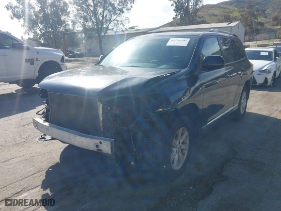2013 Toyota Highlander with VIN 5TDZK3EH4DS135471, listed as a IAAI auction lot 41746204 with 117,922 mi miles. Bid and sale history available at carsss.com. Image 2.