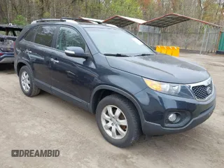 2013 Kia Sorento LX with VIN 5XYKT3A65DG352060, listed as a IAAI auction lot 41996608 with 105,974 mi miles. Bid and sale history available at carsss.com. Image 1.