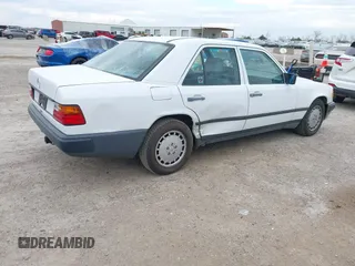 1989 Mercedes-Benz 300 300E with VIN WDBEA30D6KB024140, listed as a IAAI auction lot 41332894 with 237,628 mi miles. Bid and sale history available at carsss.com. Image 6.