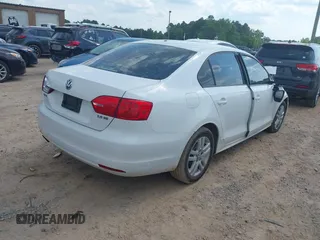 2011 Volkswagen Jetta SE with VIN 3VWDX7AJ9BM352889, listed as a IAAI auction lot 42276273 with Not provided miles and . Bid and sale history available at DreamBid. Image 4.