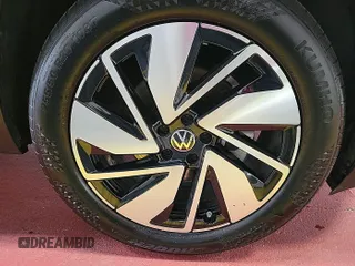 2024 Volkswagen Atlas SE z VIN 1V2HR2CA9RC558223, wystawiony jako IAAI lot #42734557 z przebiegiem 22 426 mil mil oraz . Historia ofert i sprzedaży dostępna na DreamBid. Obrazek 5.