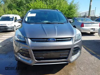 2013 Ford Escape Titanium z VIN 1FMCU0J95DUB46340, wystawiony jako IAAI lot #42168222 z przebiegiem 108 268 mil mil oraz . Historia ofert i sprzedaży dostępna na DreamBid. Obrazek 12.