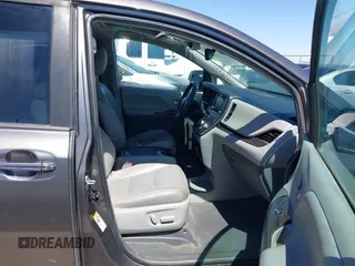 2019 Toyota Sienna XLE Auto Access Seat with VIN 5TDYZ3DC4KS980041, listed as a IAAI auction lot 41793001 with 125,084 mi miles. Bid and sale history available at carsss.com. Image 5.