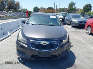 2014 Chevrolet Cruze 1LT z VIN 1G1PC5SB5E7154437, wystawiony jako IAAI lot #42215520 z przebiegiem 152 834 mil mil oraz . Historia ofert i sprzedaży dostępna na DreamBid. Obrazek 13.