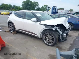 2024 Genesis GV60 z VIN KMUKEDSB0RU021546, wystawiony jako IAAI lot #39977634 z przebiegiem 8107 mil mil oraz . Historia ofert i sprzedaży dostępna na DreamBid. Obrazek 1.