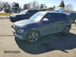 2022 Hyundai Venue SEL z VIN KMHRC8A33NU151481, wystawiony jako Copart lot #47434845 z przebiegiem 31 888 mil mil oraz Czysty tytuł • Clean title. Historia ofert i sprzedaży dostępna na DreamBid. Obrazek 1.