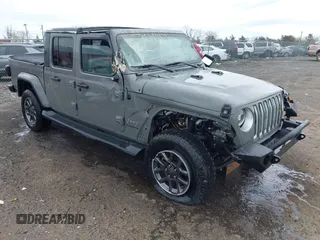 2020 Jeep Gladiator Overland z VIN 1C6HJTFG8LL148185, wystawiony jako IAAI lot #41844491 z przebiegiem 128 235 mil mil oraz . Historia ofert i sprzedaży dostępna na DreamBid. Obrazek 1.