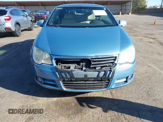 2008 Volkswagen Eos Turbo z VIN WVWBA71F68V026196, wystawiony jako IAAI lot #41238435 z przebiegiem 102 643 mil mil oraz . Historia ofert i sprzedaży dostępna na DreamBid. Obrazek 6.
