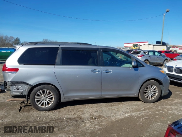 2012 Toyota Sienna XLE AAS z VIN 5TDYK3DC7CS277944, wystawiony jako IAAI lot #41311855 z przebiegiem 224 239 mil mil oraz . Historia ofert i sprzedaży dostępna na DreamBid. Obrazek 14.