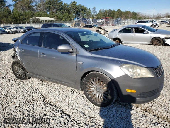 2011 Suzuki Kizashi SE z VIN JS2RE9A30B6110204, wystawiony jako Copart lot #85853384 z przebiegiem 168 962 mil mil oraz Szkoda całkowita • Salvage title. Historia ofert i sprzedaży dostępna na DreamBid. Obrazek 4.