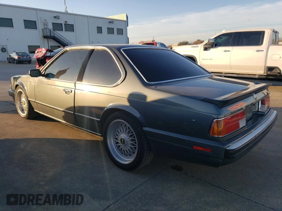 1987 BMW M6 z VIN WBAEE1405H2560004, wystawiony jako Copart lot #85741934 z przebiegiem 124 692 mil mil oraz Czysty tytuł • Clean title. Historia ofert i sprzedaży dostępna na DreamBid. Obrazek 2.