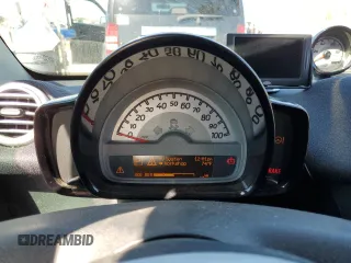 2013 Smart fortwo Passion z VIN WMEEJ9AA5DK726141, wystawiony jako Copart lot #50376945 z przebiegiem Nie podano mil oraz Tytuł czysty. Historia ofert i sprzedaży dostępna na DreamBid. Obrazek 9.