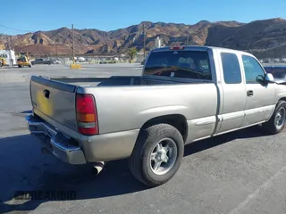 2000 GMC New Sierra 1500 SL with VIN 2GTEC19V6Y1136571, listed as a IAAI auction lot 41043650 with 206,367 mi miles. Bid and sale history available at carsss.com. Image 4.