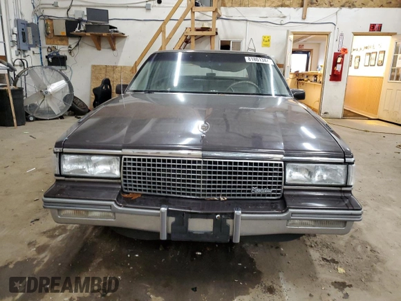 1988 Cadillac Fleetwood z VIN 1G6CB5152J4260475, wystawiony jako Copart lot #81801344 z przebiegiem 132 804 mil mil oraz Czysty tytuł • Clean title. Historia ofert i sprzedaży dostępna na DreamBid. Obrazek 5.