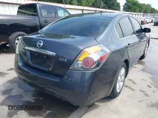 2009 Nissan Altima 2.5 z VIN 1N4AL21E69N560192, wystawiony jako IAAI lot #42030783 z przebiegiem 179 859 mil mil oraz . Historia ofert i sprzedaży dostępna na DreamBid. Obrazek 4.