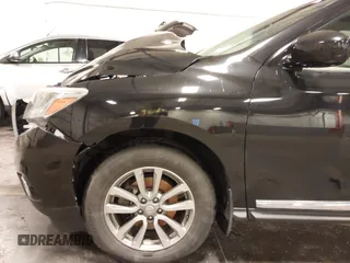 2015 Nissan Pathfinder SV z VIN 5N1AR2MM9FC632565, wystawiony jako IAAI lot #42250526 z przebiegiem 132 996 mil mil oraz . Historia ofert i sprzedaży dostępna na DreamBid. Obrazek 18.