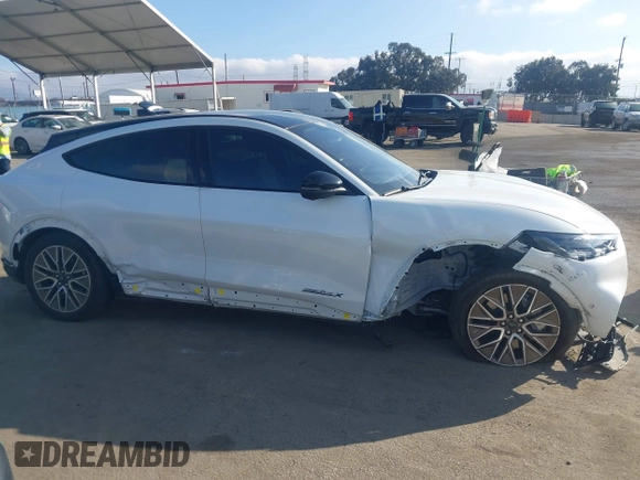 2024 Ford Mustang Mach-E Premium z VIN 3FMTK3R70RMA06461, wystawiony jako IAAI lot #41483098 z przebiegiem 5 647 mil mil oraz . Historia ofert i sprzedaży dostępna na DreamBid. Obrazek 13.