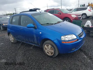 2007 Chevrolet Aveo LS z VIN KL1TD66607B777199, wystawiony jako IAAI lot #42232845 z przebiegiem 255 666 mil mil oraz . Historia ofert i sprzedaży dostępna na DreamBid. Obrazek 1.