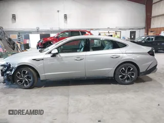 2024 Hyundai Sonata SEL z VIN KMHL64JA8RA401941, wystawiony jako IAAI lot #42085349 z przebiegiem 3722 mil mil oraz . Historia ofert i sprzedaży dostępna na DreamBid. Obrazek 14.