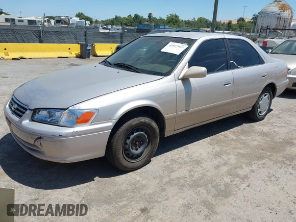 2000 Toyota Camry CE z VIN 4T1BG22K2YU924681, wystawiony jako IAAI lot #42517917 z przebiegiem 228 920 mil mil oraz . Historia ofert i sprzedaży dostępna na DreamBid. Obrazek 2.