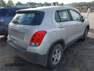 2016 Chevrolet Trax LS z VIN KL7CJNSB6GB663624, wystawiony jako IAAI lot #42207134 z przebiegiem 96 751 mil mil oraz . Historia ofert i sprzedaży dostępna na DreamBid. Obrazek 4.