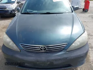 2005 Toyota Camry LE z VIN 4T1BE30K25U398675, wystawiony jako IAAI lot #41923096 z przebiegiem 174 453 mil mil oraz . Historia ofert i sprzedaży dostępna na DreamBid. Obrazek 6.