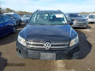 2015 Volkswagen Tiguan SE z VIN WVGAV7AX2FW593453, wystawiony jako IAAI lot #41658359 z przebiegiem 159 619 mil mil oraz . Historia ofert i sprzedaży dostępna na DreamBid. Obrazek 12.