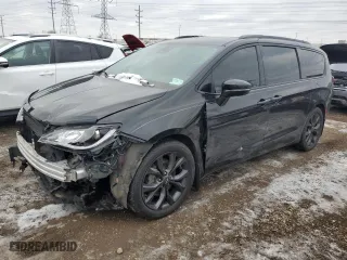 2018 Chrysler Pacifica Limited with VIN 2C4RC1GG5JR247013, listed as a Copart auction lot 82122284 with 170,623 mi miles and Salvage Title. Bid and sale history available at carsss.com. Image 1.