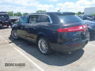 2014 Lincoln MKT EcoBoost z VIN 2LMHJ5AT9EBL53512, wystawiony jako IAAI lot #42330434 z przebiegiem 128 950 mil mil oraz . Historia ofert i sprzedaży dostępna na DreamBid. Obrazek 3.