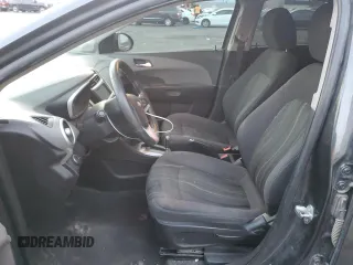 2017 Chevrolet Sonic LT z VIN 1G1JD5SG3H4123658, wystawiony jako Copart lot #89312635 z przebiegiem 121 061 mil mil oraz Szkoda całkowita • Salvage title. Historia ofert i sprzedaży dostępna na DreamBid. Obrazek 7.