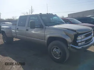 2000 Chevrolet Silverado 3500 z VIN 1GCHK33J0YF437640, wystawiony jako IAAI lot #41796214 z przebiegiem 139 411 mil mil oraz . Historia ofert i sprzedaży dostępna na DreamBid. Obrazek 1.