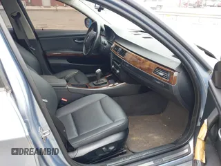 2009 BMW 3 Series 328i xDrive z VIN WBAPK73539A457091, wystawiony jako IAAI lot #42297121 z przebiegiem 154 594 mil mil oraz . Historia ofert i sprzedaży dostępna na DreamBid. Obrazek 5.