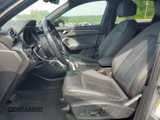 2020 Audi Q3 Premium z VIN WA1AECF33L1008711, wystawiony jako Copart lot #53907995 z przebiegiem 64 411 mil mil oraz Szkoda całkowita • Salvage title. Historia ofert i sprzedaży dostępna na DreamBid. Obrazek 7.