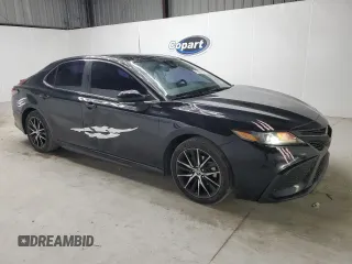 2022 Toyota Camry SE z VIN 4T1G11AK9NU057987, wystawiony jako Copart lot #56749015 z przebiegiem 85 171 mil mil oraz Czysty tytuł • Clean title. Historia ofert i sprzedaży dostępna na DreamBid. Obrazek 4.