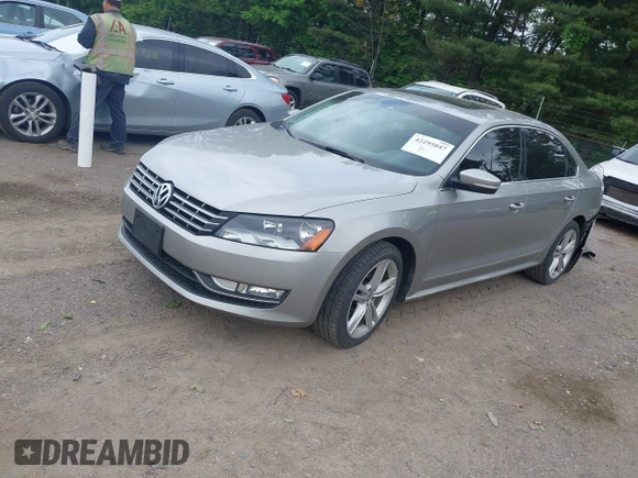 2014 Volkswagen Passat SE z VIN 1VWBN7A36EC045247, wystawiony jako IAAI lot #42295047 z przebiegiem 118 431 mil mil oraz . Historia ofert i sprzedaży dostępna na DreamBid. Obrazek 2.