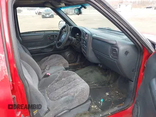 2000 GMC Sonoma with VIN 1GTDT14W1YK114098, listed as a IAAI auction lot 41995392 with 261,905 mi miles and . Bid and sale history available at DreamBid. Image 5.