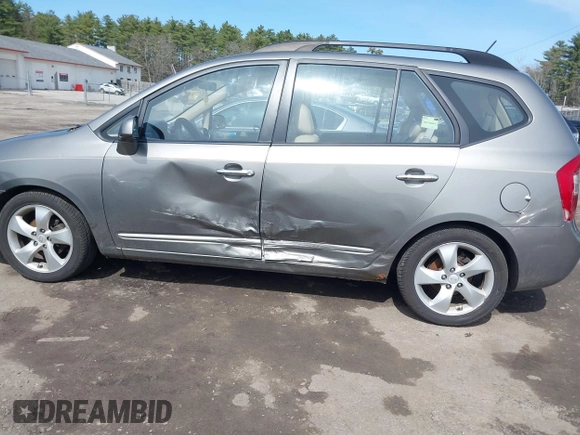 2009 Kia Rondo LX with VIN KNAFG526697274941, listed as a IAAI auction lot 41964802 with 180,941 mi miles. Bid and sale history available at carsss.com. Image 6.