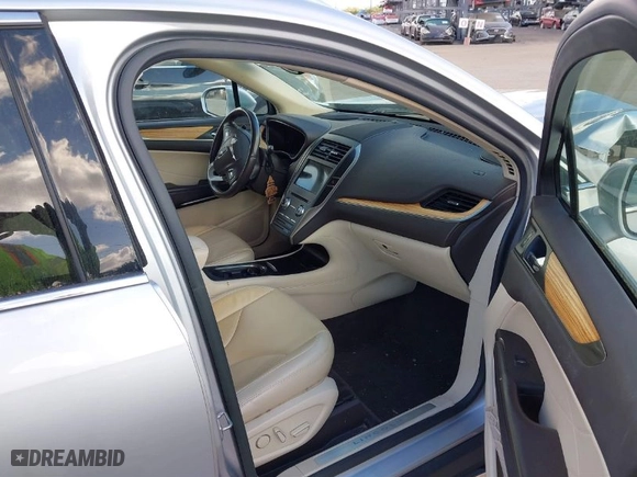 2016 Lincoln MKC Select with VIN 5LMCJ2D99GUJ05484, listed as a IAAI auction lot 41834395 with NaN miles. Bid and sale history available at carsss.com. Image 5.