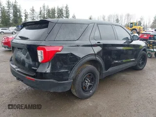 2022 Ford Police Interceptor Utility z VIN 1FM5K8AW2NNA08981, wystawiony jako IAAI lot #41857684 z przebiegiem 22 652 mil mil oraz . Historia ofert i sprzedaży dostępna na DreamBid. Obrazek 4.