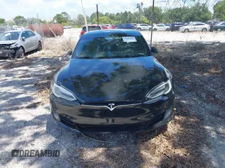 2017 Tesla Model S 60 z VIN 5YJSA1E13HF199359, wystawiony jako IAAI lot #42490410 z przebiegiem 100 377 mil mil oraz . Historia ofert i sprzedaży dostępna na DreamBid. Obrazek 11.