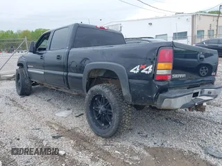 2005 GMC Sierra 2500HD SLE z VIN 1GTHK23U75F816621, wystawiony jako IAAI lot #41965293 z przebiegiem 341 770 mil mil oraz . Historia ofert i sprzedaży dostępna na DreamBid. Obrazek 3.