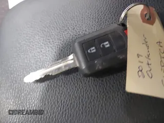 2019 Mitsubishi Outlander ES z VIN JA4AR3AU0KU028836, wystawiony jako IAAI lot #41572645 z przebiegiem 60 915 mil mil oraz . Historia ofert i sprzedaży dostępna na DreamBid. Obrazek 11.