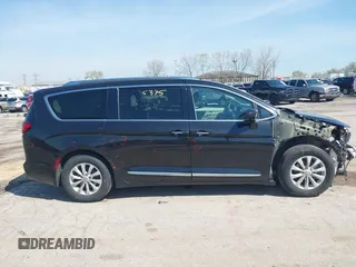 2018 Chrysler Pacifica Touring L z VIN 2C4RC1BG6JR253880, wystawiony jako IAAI lot #42115375 z przebiegiem 98 551 mil mil oraz . Historia ofert i sprzedaży dostępna na DreamBid. Obrazek 14.