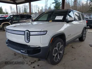 2024 Rivian R1S Adventure z VIN 7PDSGBBA4RN044260, wystawiony jako IAAI lot #41712342 z przebiegiem 7521 mil mil oraz . Historia ofert i sprzedaży dostępna na DreamBid. Obrazek 2.
